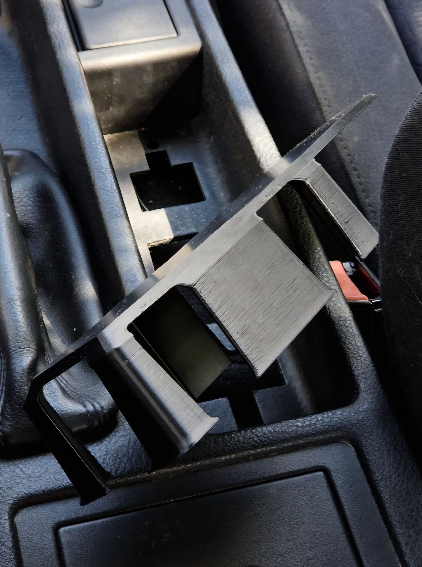 BMW E36 Cupholder Basic – fitment detail